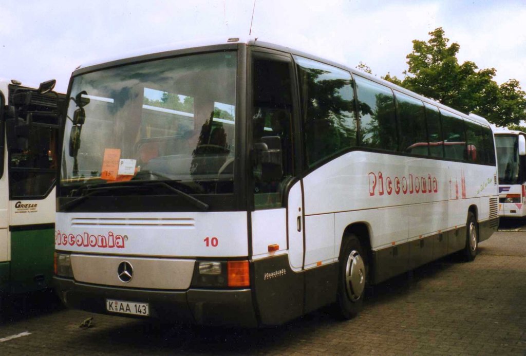 Mercedes O404 RH-K, aufgenommen im April 1998 auf dem Parkplatz der Westfalenhallen in Dortmund.