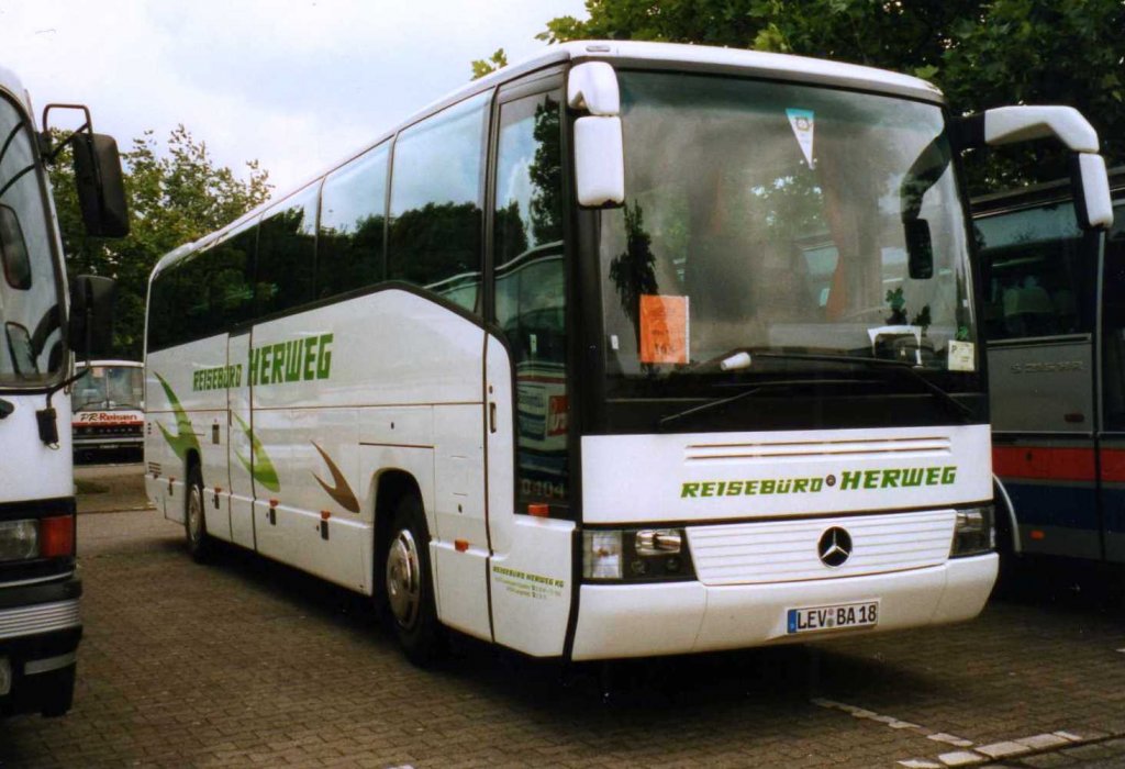 Mercedes O404 RHD, aufgenommen im Juni 1998 auf dem Parkplatz der Westfalenhallen in Dortmund.
