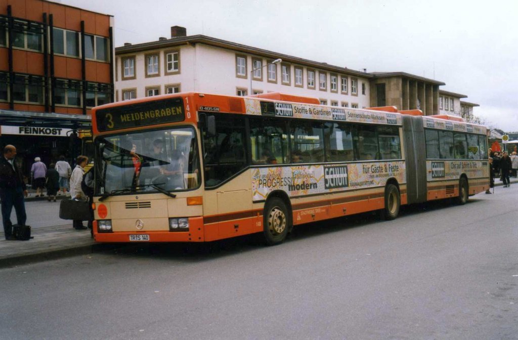 Mercedes O405 GN, aufgenommen im Oktober 1997 in Trier am Hauptbahnhof.
