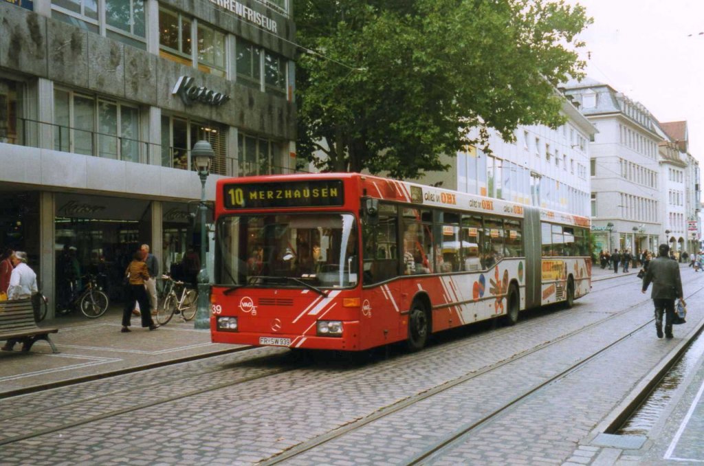 Mercedes O405 GN der VAG Freiburg, aufgenommen im September 1998 in Freiburg.