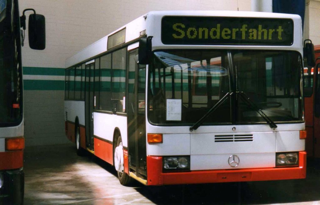 Mercedes O405 N, aufgenommen im Juni 1999 im GWZ der Evobus NL in Dortmund.