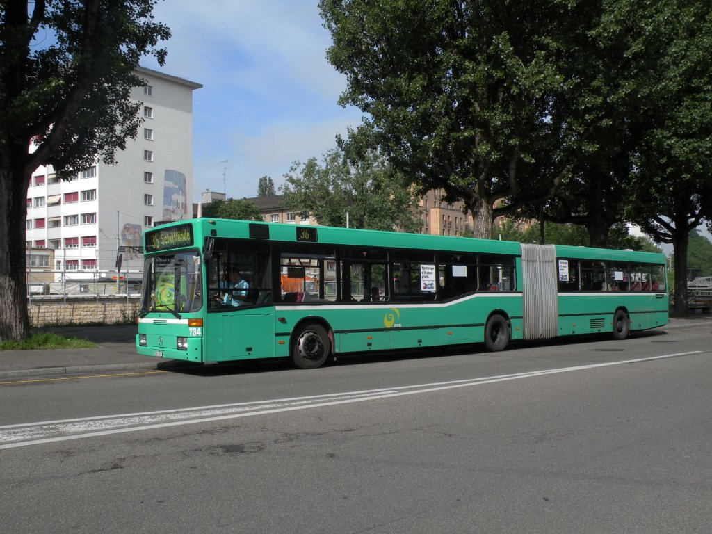 Mercedes O405 N mit der Betriebsnummer 734 auf der Linie 36 an der Enstration in Kleinhningen. Die Aufnahem stammt vom 21.06.2012.