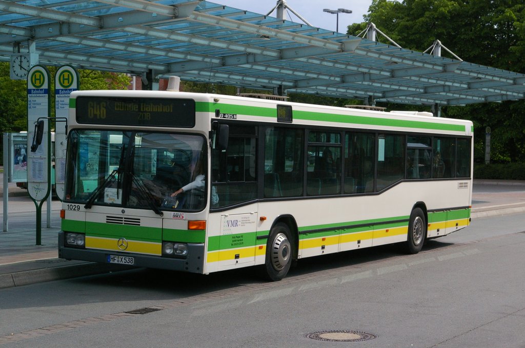 Mercedes O405N der Fritz Pieper KG aus Herford am Bahnhof Herford als Linie 646 nach Bnde.

Hinweis: Auch wenn auch die Verkehrsbetriebe Minden Ravensberg auf dem Bus stehen (unter dem Fahrerfenster), so hat der Bus nie zu den Verkehrsbetrieben gehrt.

Aufgenommen am 4.5.2008 am Bahnhof in Herford