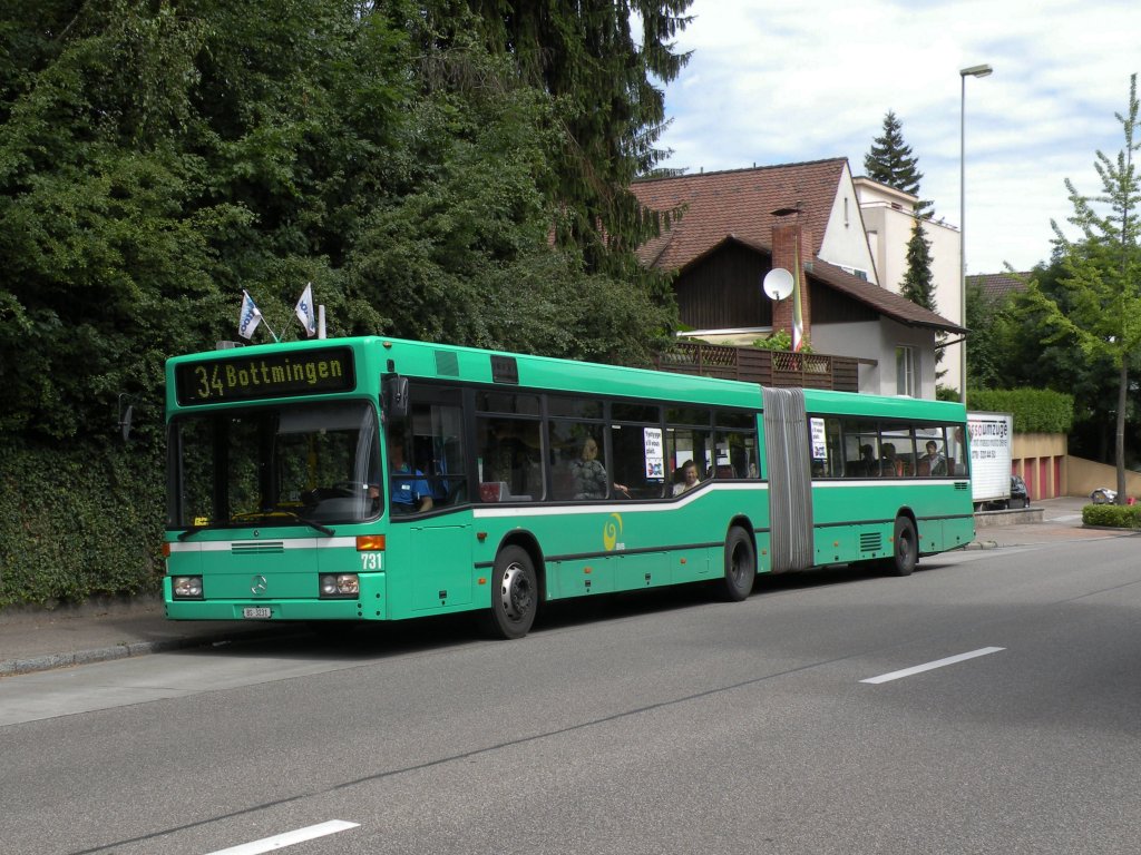 Mercedes O405N mit der Betriebsnummer 731 auf der Linie 34 an der Haltestelle Zeigerweg in Bottmingen. Die Aufnahme stammt vom 09.07.2012.

