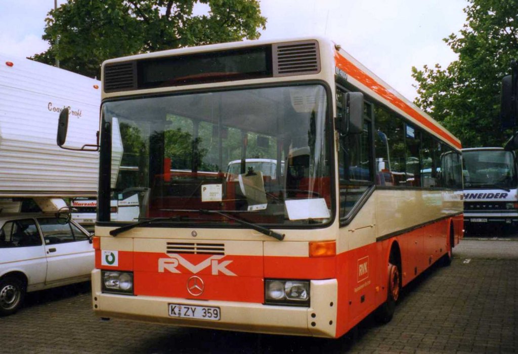 Mercedes O407, aufgenommen im September 1998 auf dem Parkplatz der Westfalenhallen in Dortmund.