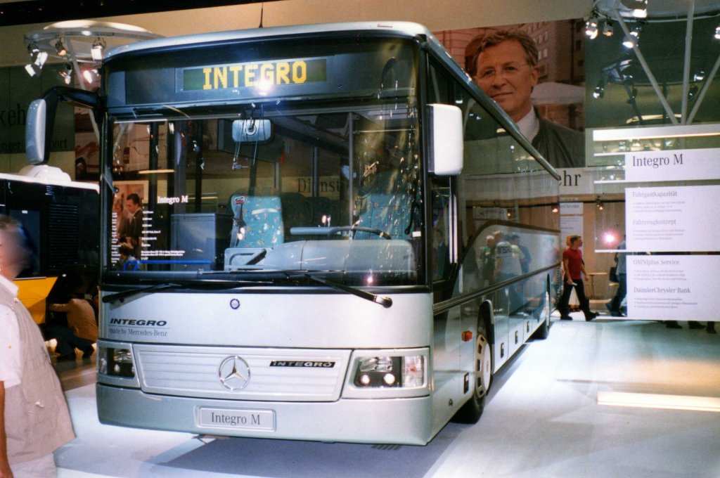Mercedes O550 Integro M aufgenommen auf der IAA 2002 in Hannover.