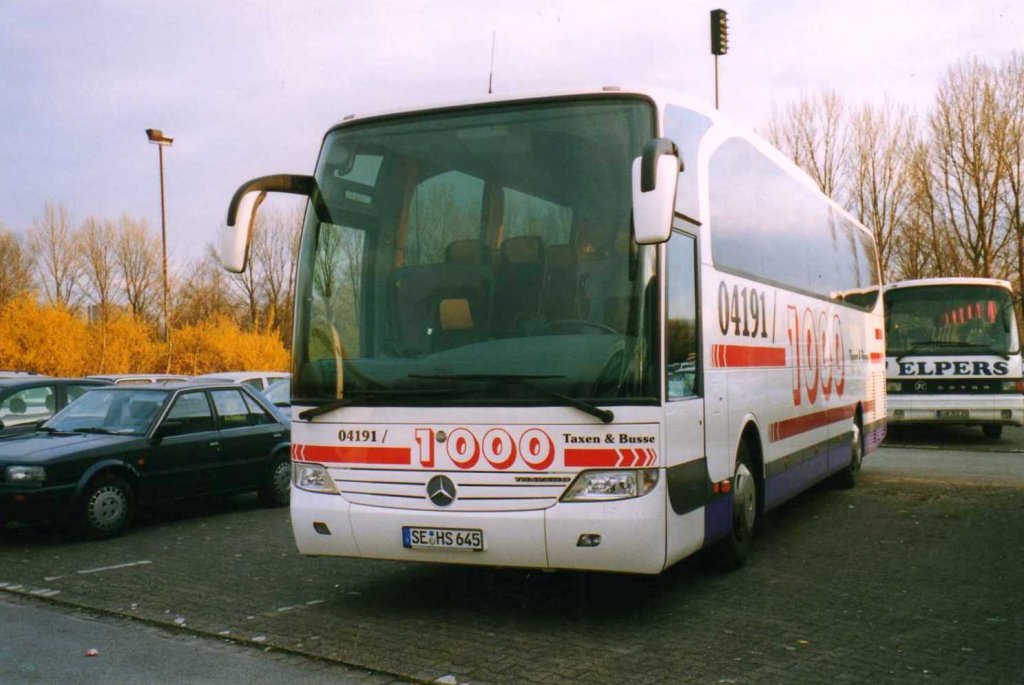 Mercedes O580 Travego, aufgenommen im Mrz 2003 auf dem Parkplatz der Westfalenhallen in Dortmund.