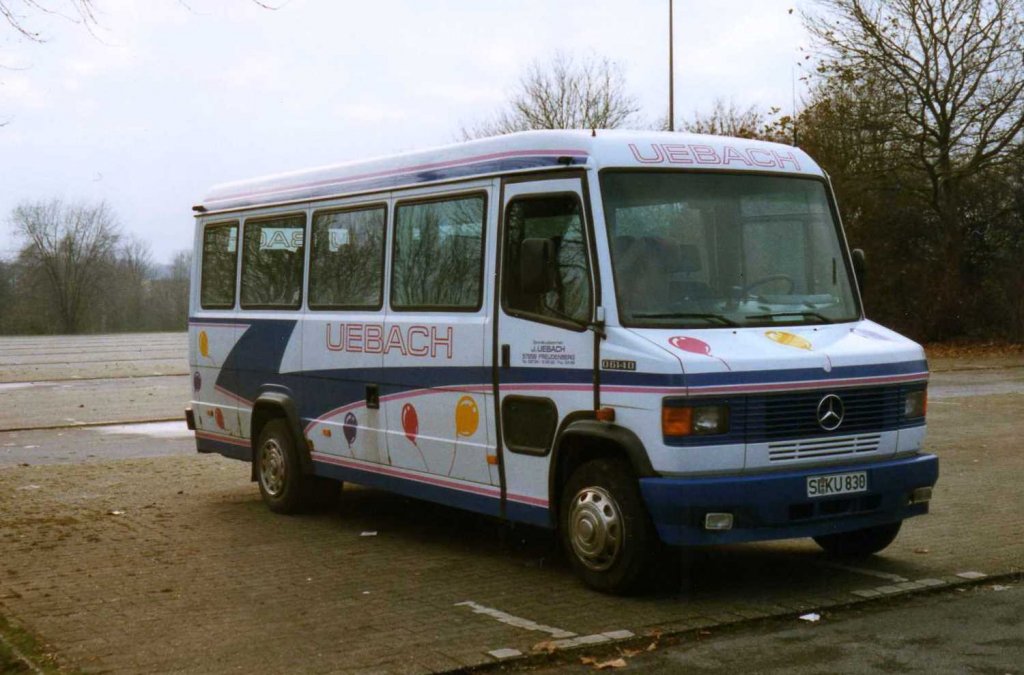 Mercedes O614 D, aufgenommen im Februar 1999 auf dem Parkplatz der Westfalenhallen in Dortmund.