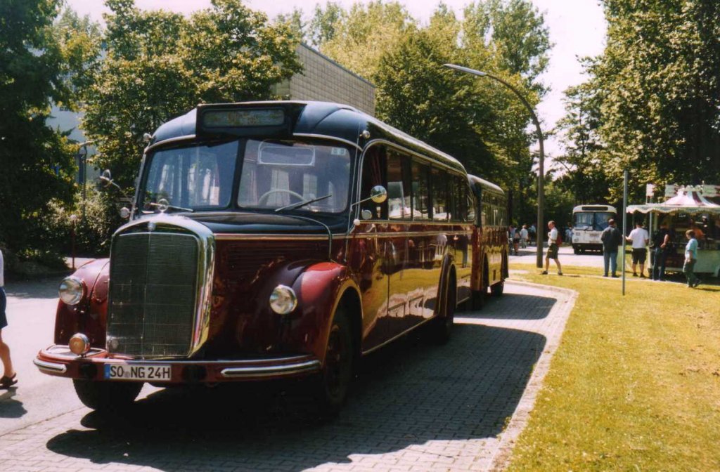 Mercedes O6600, aufgenommen im August 2003 beim Tag der offenen Tr des DSW21 Betriebshof in Dortmund Brnninghausen.