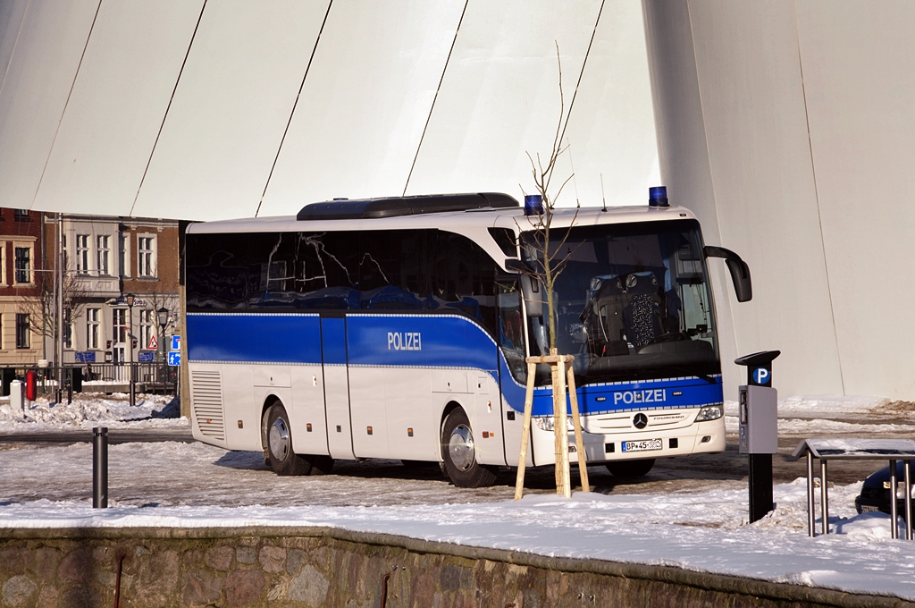 Mercedes-Polizeibus am Stadthafen von Stralsund vor dem Quartier der Wasserschutzpolizei am 26.01.2010