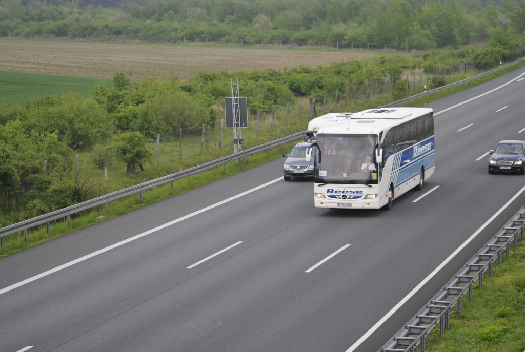 Mercedes Reisebus, auf der A2, bei Lehrte/Niedersachen, am 09.05.10.