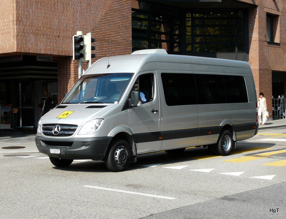 Mercedes Schulbus unterwegs in der Stadt Lugano am 30.09.2011