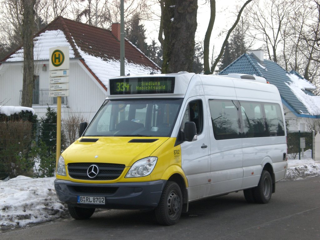 Mercedes-Sprinter auf der Linie 334 nach Siedlung Habichtswald an der Haltestelle Alt-Gatow.