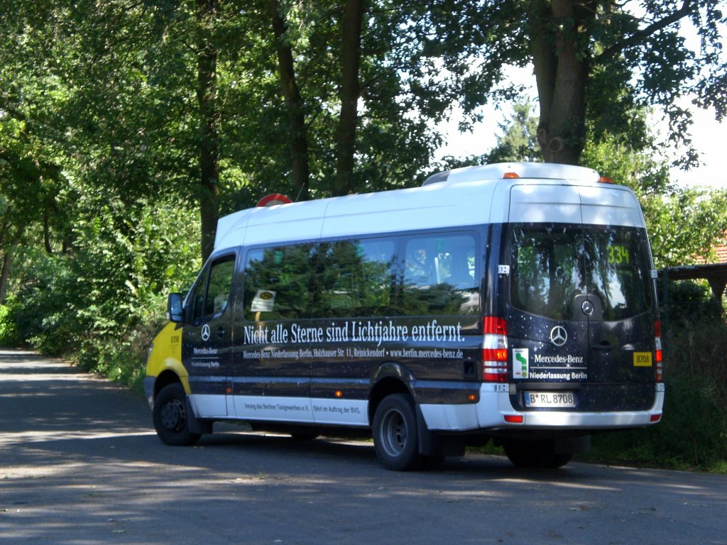 Mercedes-Sprinter auf der Linie 334 nach Alt-Gatow an der Haltestelle Siedlung Habichtswald.