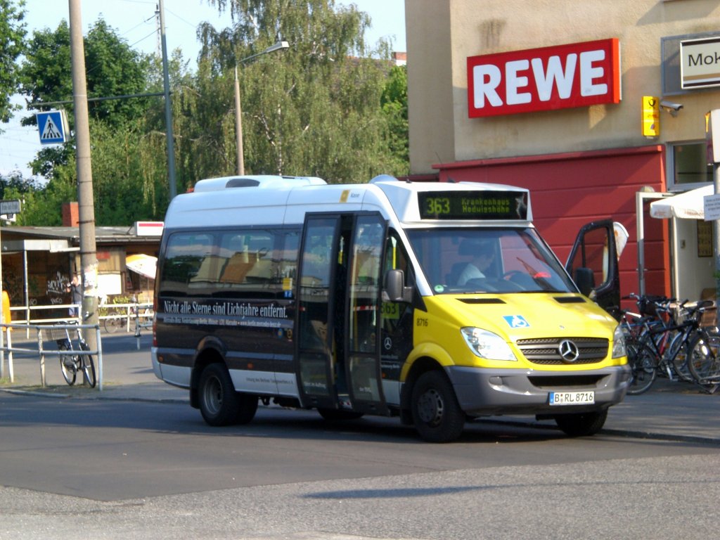 Mercedes-Sprinter auf der Linie 363 nach Grnau Krankenhaus Hdwigshhe am S-Bahnhof Grnau.