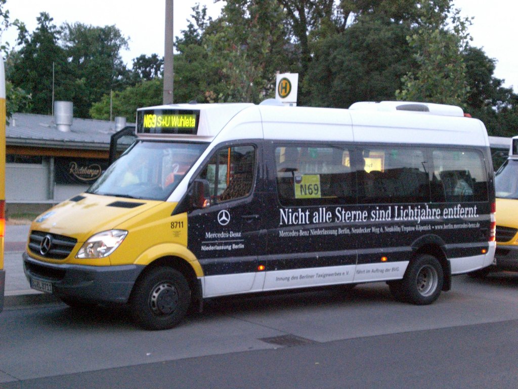 Mercedes-Sprinter auf der Linie N69 nach S+U Bahnhof Wuhletal an der Haltestelle Schloplatz Kpenick.