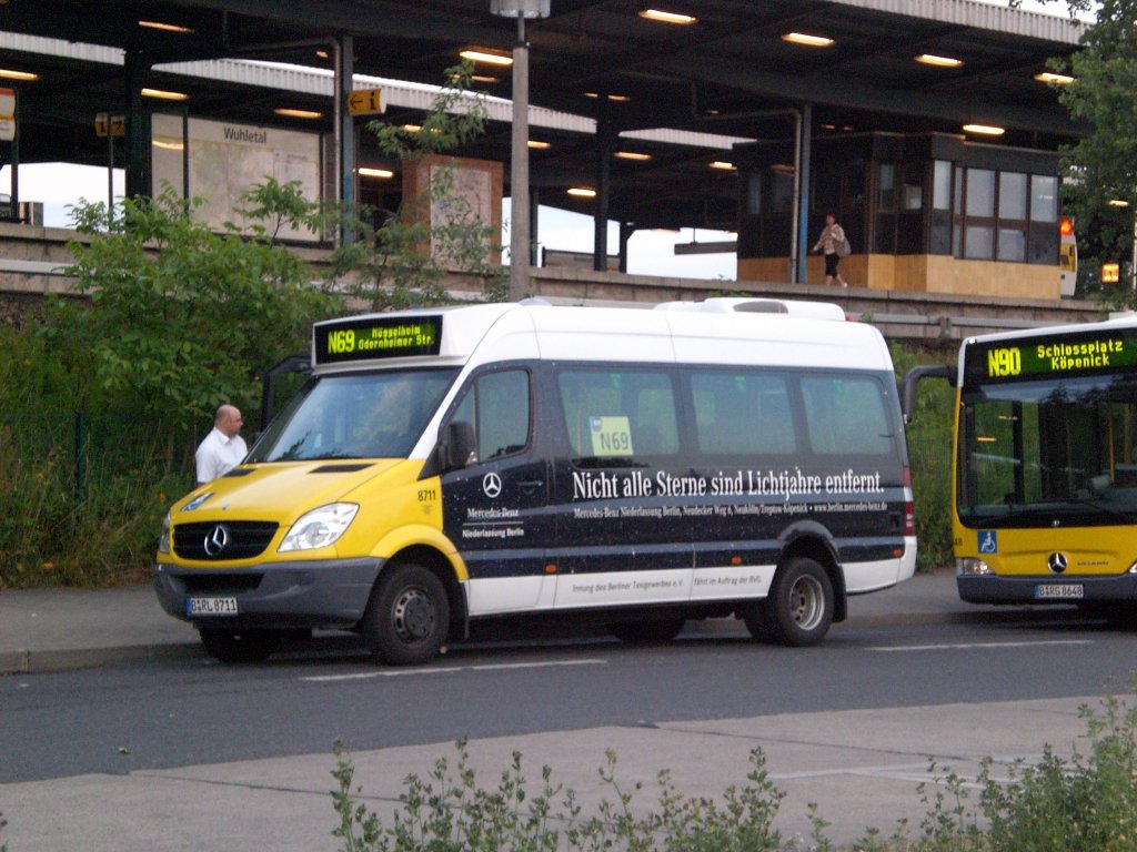 Mercedes-Sprinter auf der Linie N69 nach Mggelheim Odernheimer Strae am S+U Bahnhof Wuhletal.