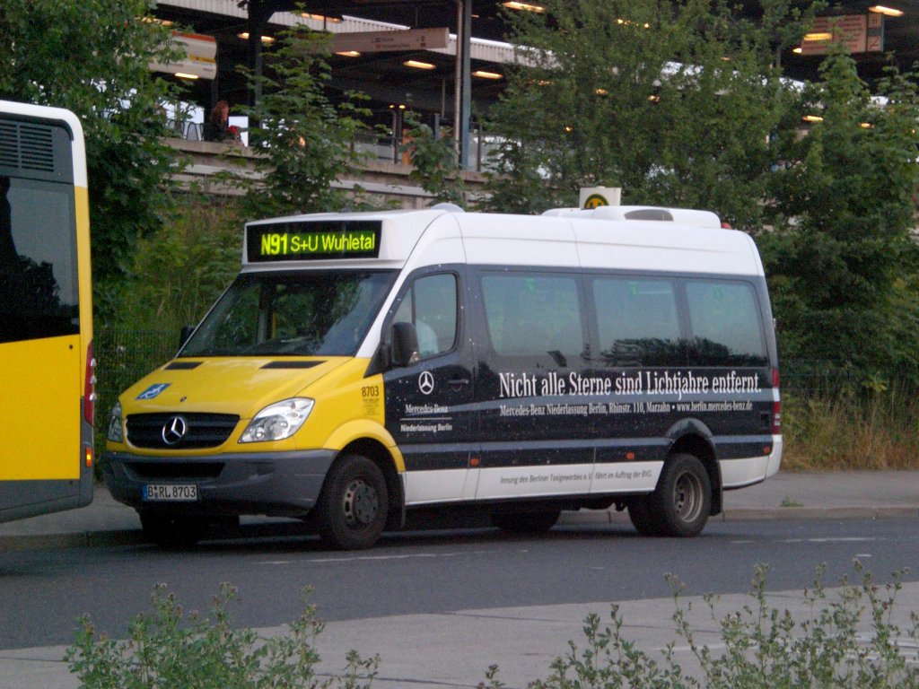 Mercedes-Sprinter auf der Linie N91 am S+U Bahnhof Wuhletal.