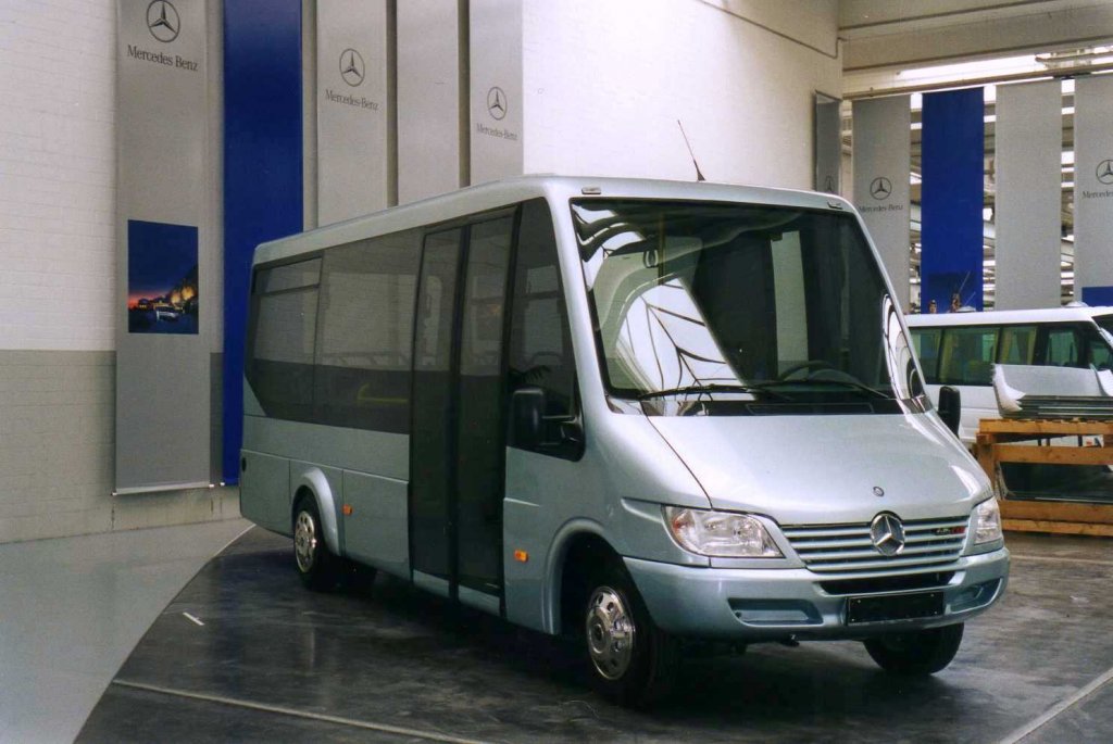 Mercedes Sprinter, aufgenommen im November 2001 auf dem Gelnde der Evobus NL in Dortmund.