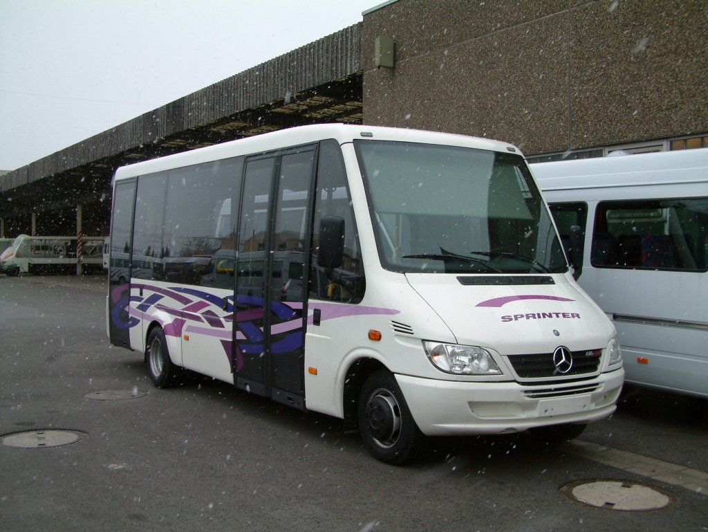 Mercedes Sprinter Stadtbus, aufgenommen am 24.01.2004 auf dem Gelnde der Evobus NL Dortmund.