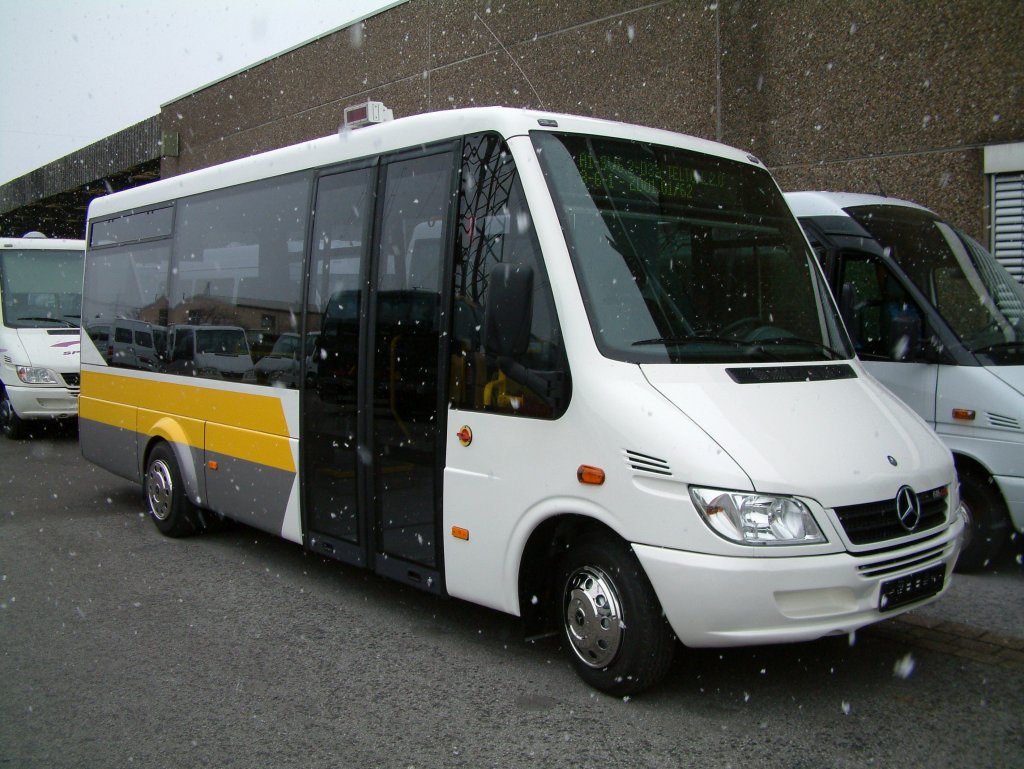 Mercedes Sprinter Stadtbus Neuwagen, aufgenommen am 24.01.2004 auf dem Gelnde der Evobus NL Dortmund.