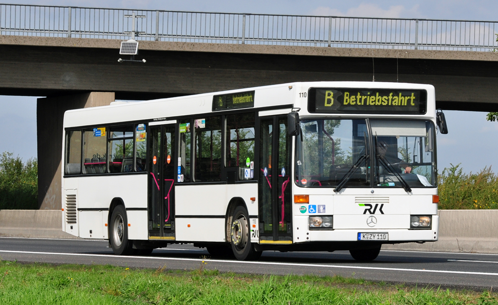 Mercedes Stadtbus der RVK unterwegs auf der A61 bei Miel - 23.09.2010