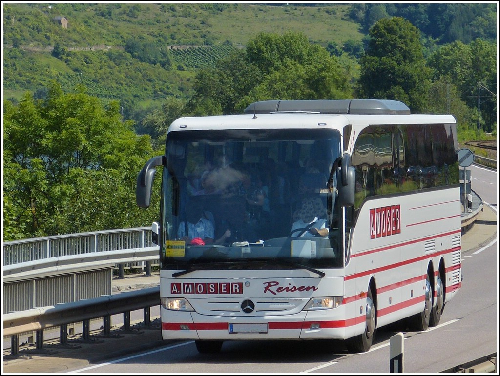 Mercedes Tourismo der Busfirma A.Moser aus Oesterreich ist nahe Oberbillig mit einer Reisegruppe unterwegs. 10.08.2012