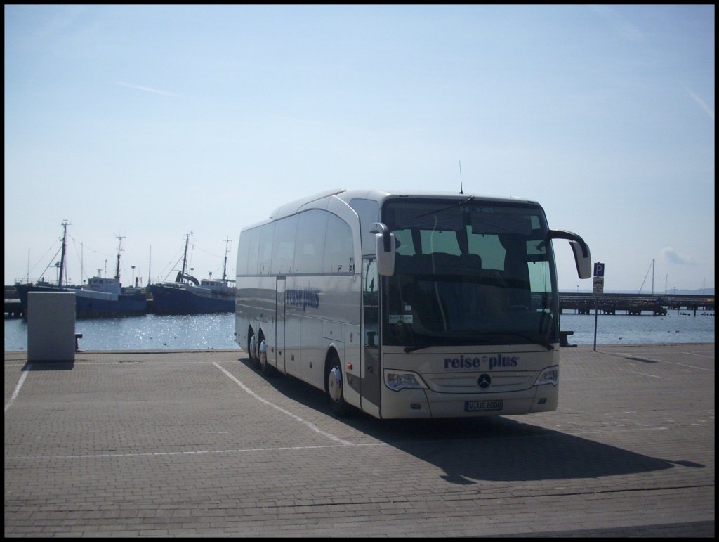 Mercedes Travego von Reise Plus aus Deutschland im Stadthafen Sassnitz am 04.08.2012
