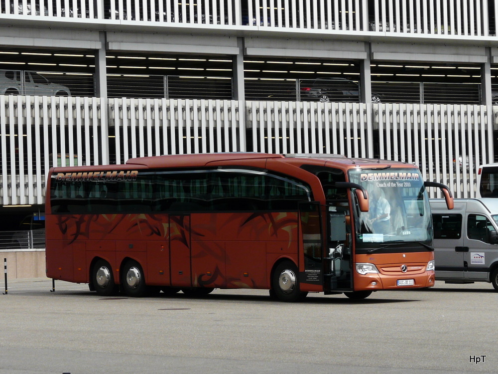 Mercedes Travego Reisecar bei den Reisecar Haltestellen im Flughafen Zrich am 10.07.2011