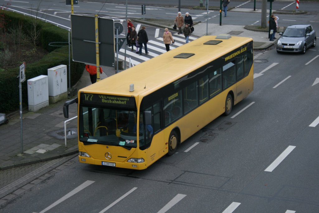 Mesenhohl E AM 932 am 25.11.2009 mit der Linie 177 nach Velbert Nierenhof.
Aufgenommen am Steeler Verkehrsplatz. 