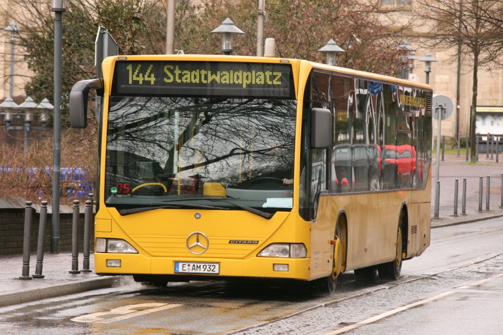 Mesenhohl (E AM 932) mit der Linie 144 zum Stadtwaldplatz.
Aufgenommen am Dreiringplatz,25.2.2010.