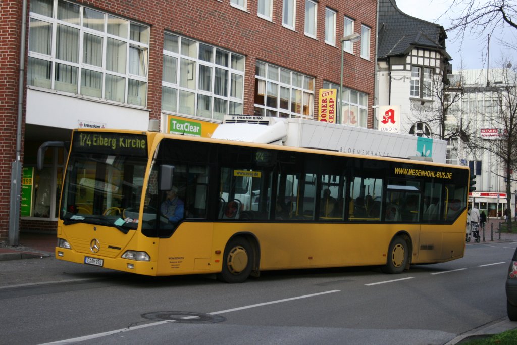 Mesenhohl E AM 933 mit der Linie 177 nach Velbert Nierenhof Busbf.
Aufgenommen am 25.11.2009 an der Ahrfeldstr. in Essen Steele.