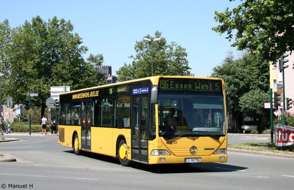 Mesenhohl (E MO 756) am Viehofer Platz mit der Linie 196.
19.7.2010.