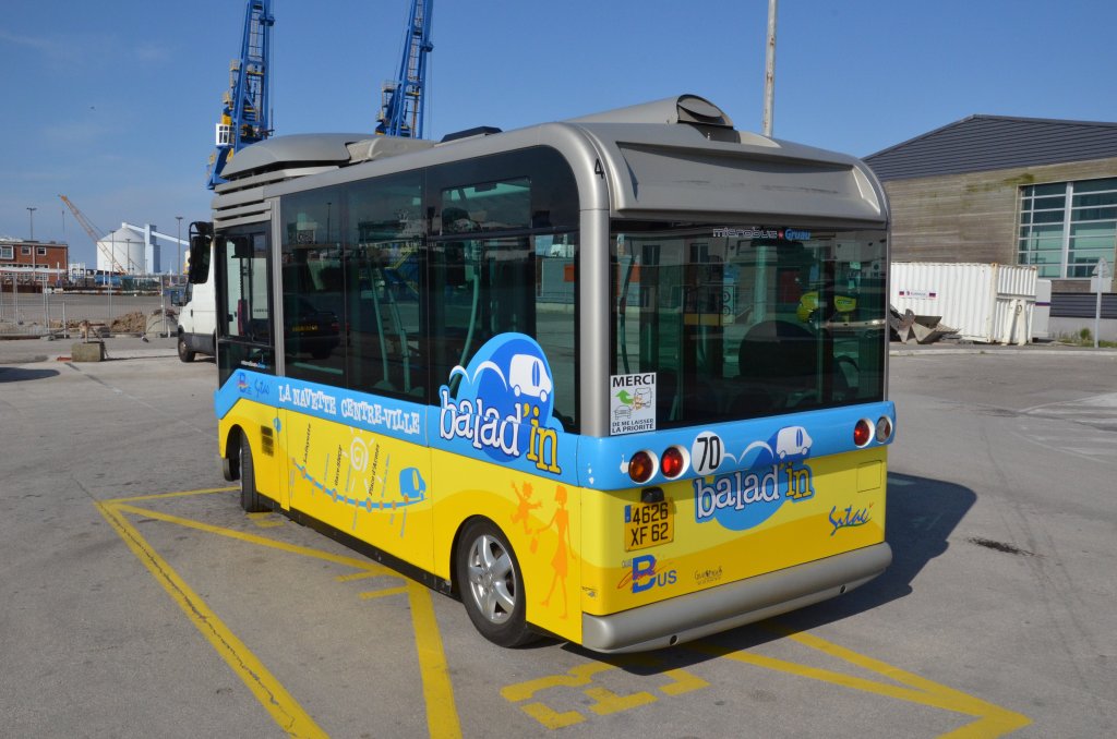 Microbus by Gruau im Centrum von Calais. 2007 wurde eine neue Version der Microbus mit Euro 4-Motor auf den Markt gebracht,  gesehen am 24.05.2013. Der Bus hat Platz für 10 sitzende  und 12 stehende Fahrgästen