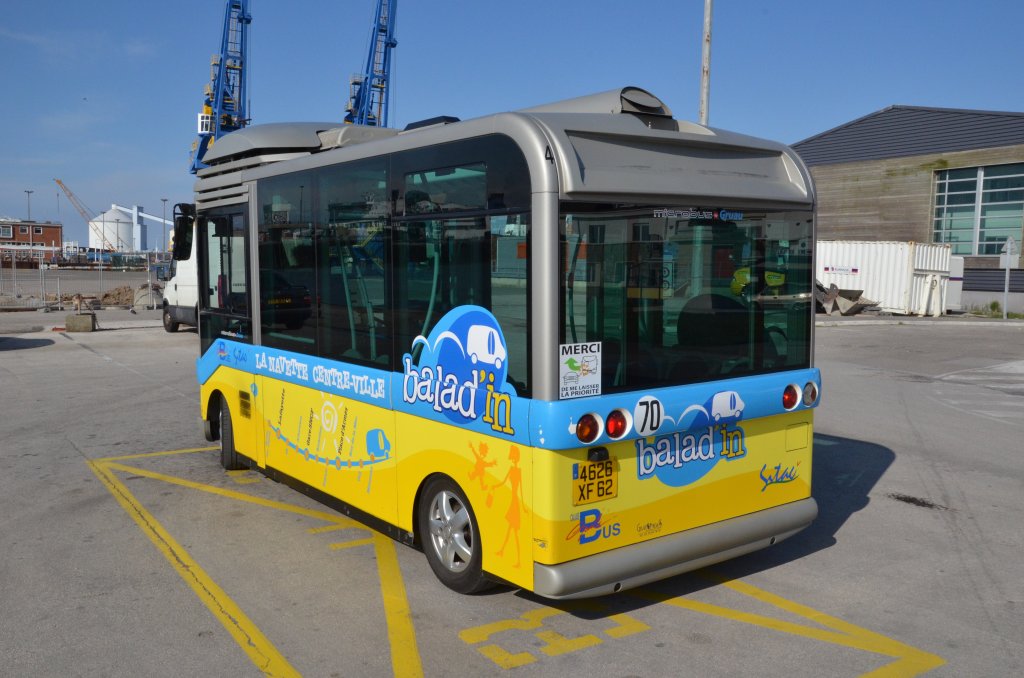 Microbus by Gruau im Centrum von Calais. 2007 wurde eine neue Version der Microbus mit Euro 4-Motor auf den Markt gebracht,  gesehen am 24.05.2013. Der Bus hat Platz fr 10 sitzende  und 12 stehende Fahrgsten