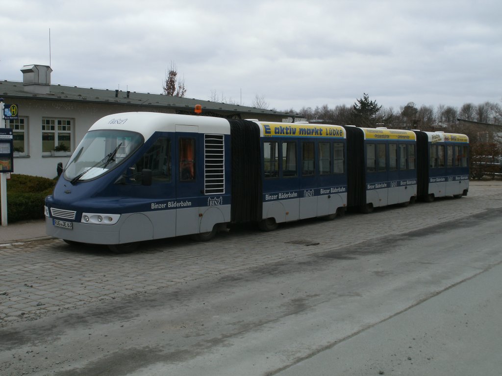 Mit der Binzer Bderbahn kann man durch das bekannte Ostseebad eine Stadtrundfahrt machen.Am 19.Februar 2011 stand die  Bahn  am Kleinbahnhof in Binz.