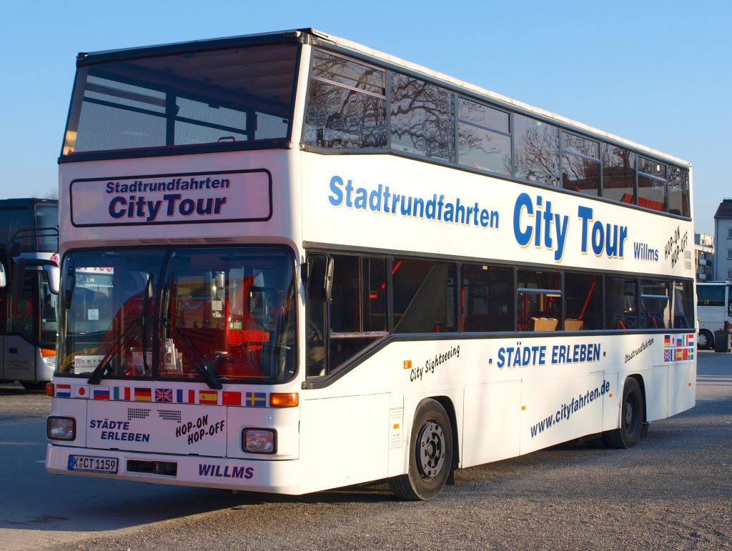 Mit diesem City Tour Bus fahren die Besucher des Aachener Weihnachtsmarktes vom Busparkplatz Bendplatz in die Aachener Innenstadt.