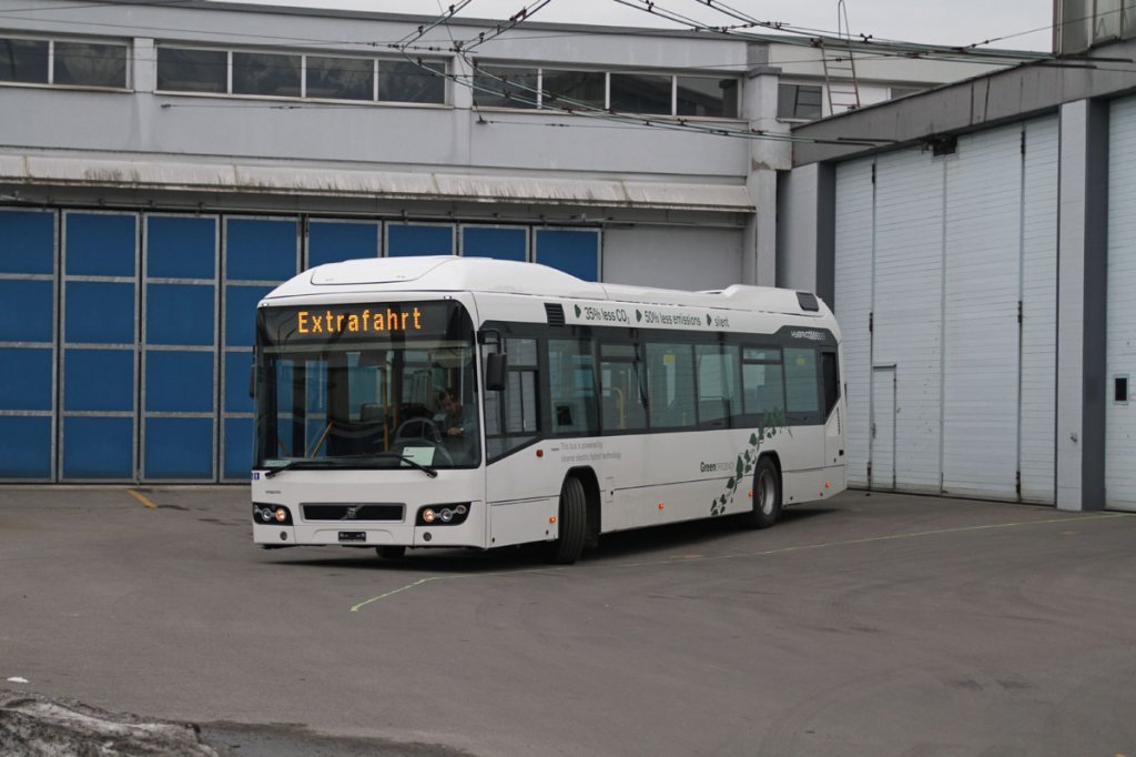 Mit den ersten beiden Volvo 7700 Hybrid kam ebenfalls ein Vorfhrwagen nach Luzern, der zur Ausbildung des Fahrpersonals gebraucht wurde. Hier aufgenommen im Weinbergli am 18. Januar 2011.