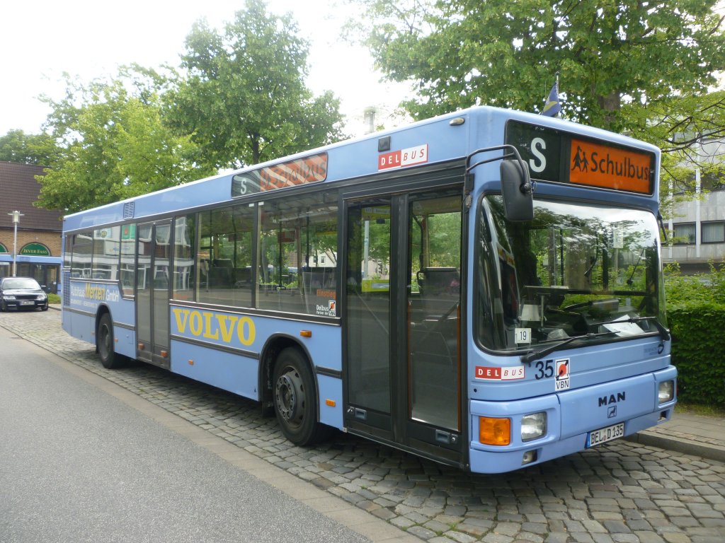 Mit Wagen 35 luft jetzt der 3.MAN NL 202 als Schulbus.Die Wagen 26,34,35 sind Schulbusse und kommen als Linienbusse nicht mehr zum Einsatz.Der Wagen 35 luft seit Anfang des Monats in Schlerverkehr und 
sollte eigentlich ersatz fr Wagen 26 sein,der jetzt doch bleibt.