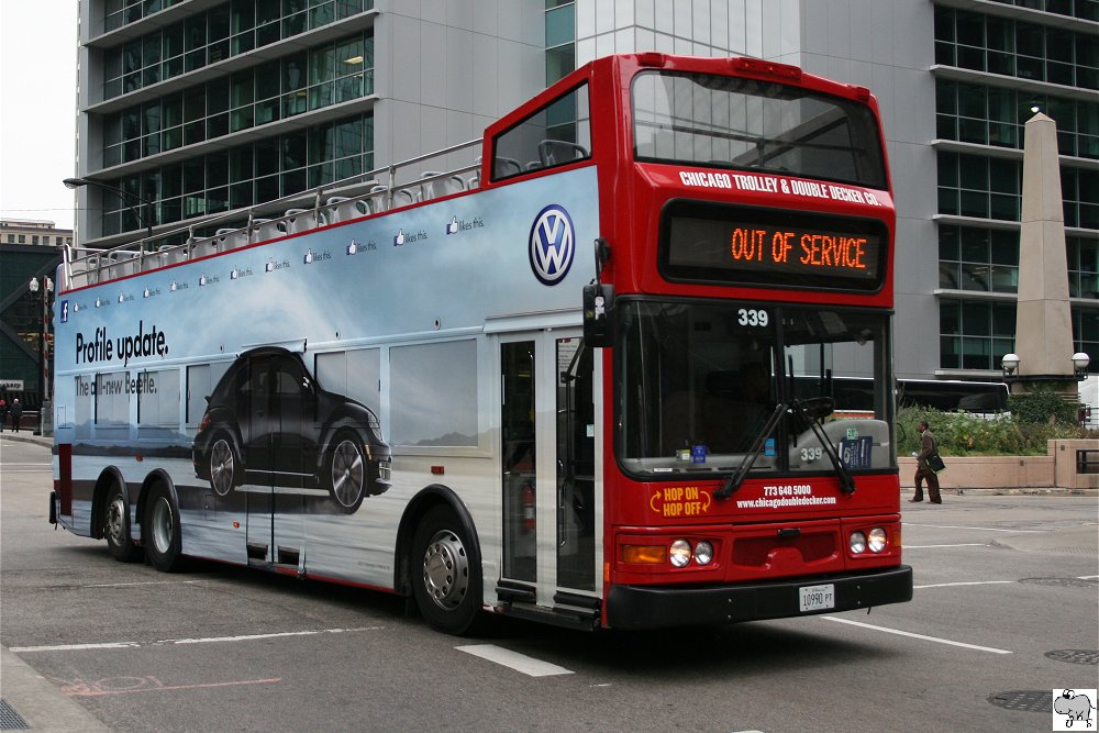 Mit Werbung für den  Volkswagen Beetle ist dieser Alexander Dennis Limited Trident III Doppeldecker Bus der  Chicago Trolley & Double Decker Company  versehen. Die Aufnahme entstand am 14. September 2011.