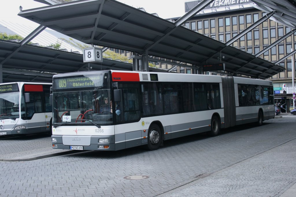 Mbus 0266 (MG WG 696) steht hier am HBF Mnchengladbach.
13.5.2010