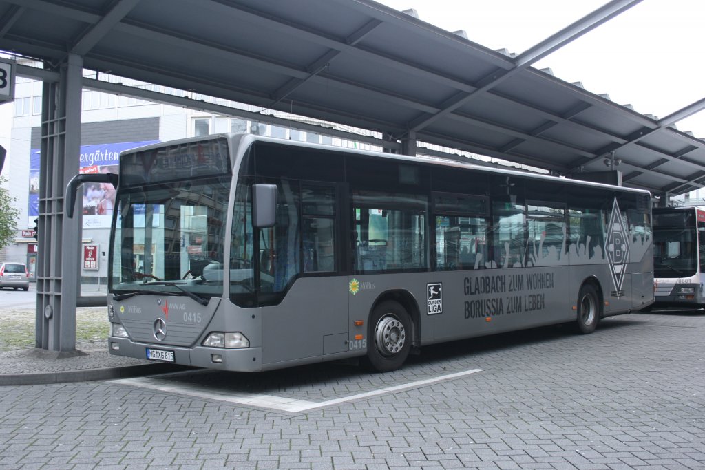 Mbus 0415 (MG XG 815) macht Werbung fr Borussia Mnchengladbach.
Aufgenommen am HBF Mnchengladbach.
13.5.2010