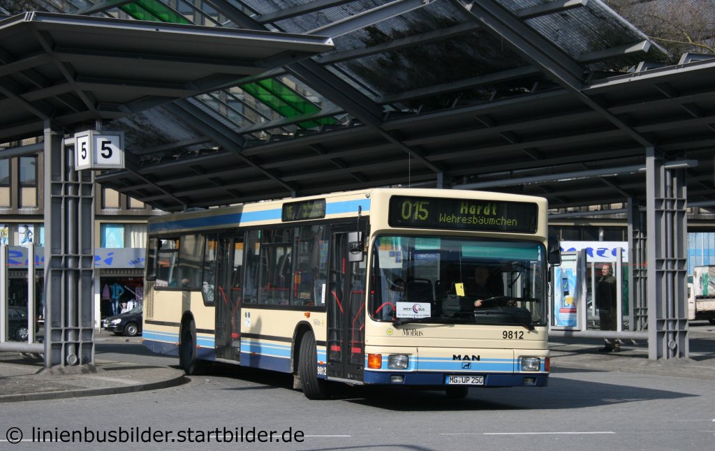 Mbus 9812. 
Aufgenommen am HBF Mnchengladbach, 6.3.2011. 
Diese MAN sind leider aus dem Stadbild von Mnchengladbach fast verschwunden.