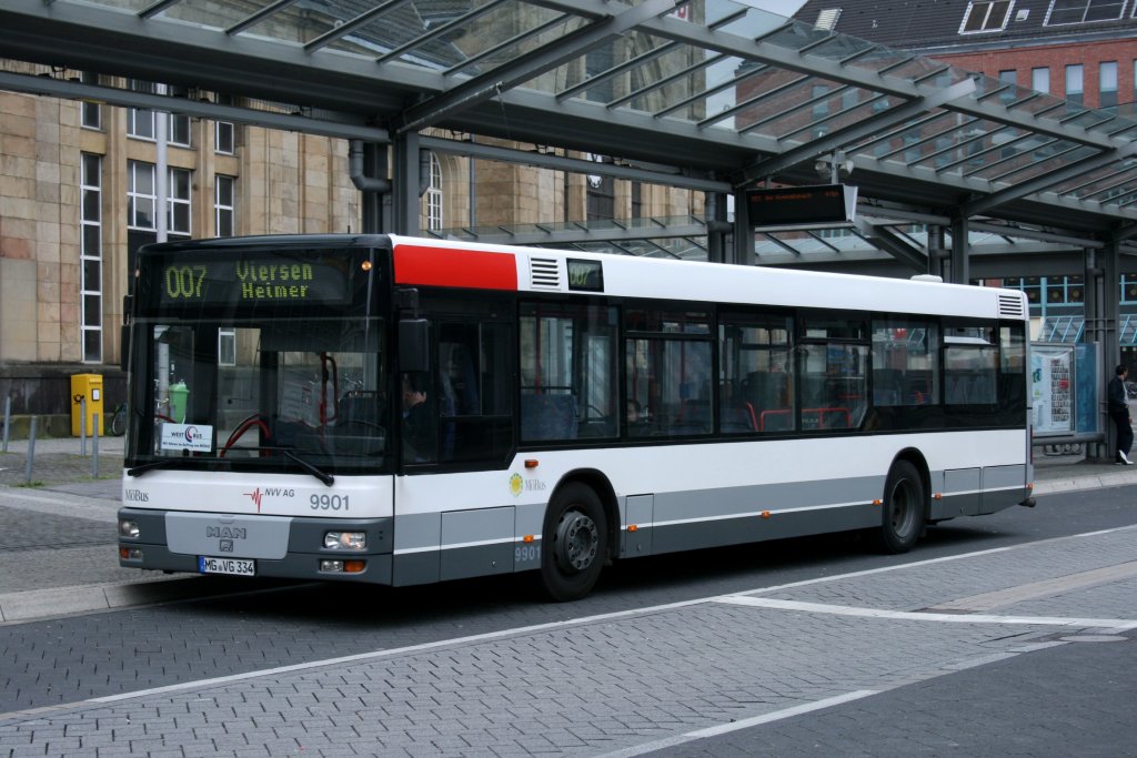 Mbus 9901 (MG VG 334) steht vor den HBF Mnchengladbach mit der Linie 007 nach Viersen.
13.5.2010