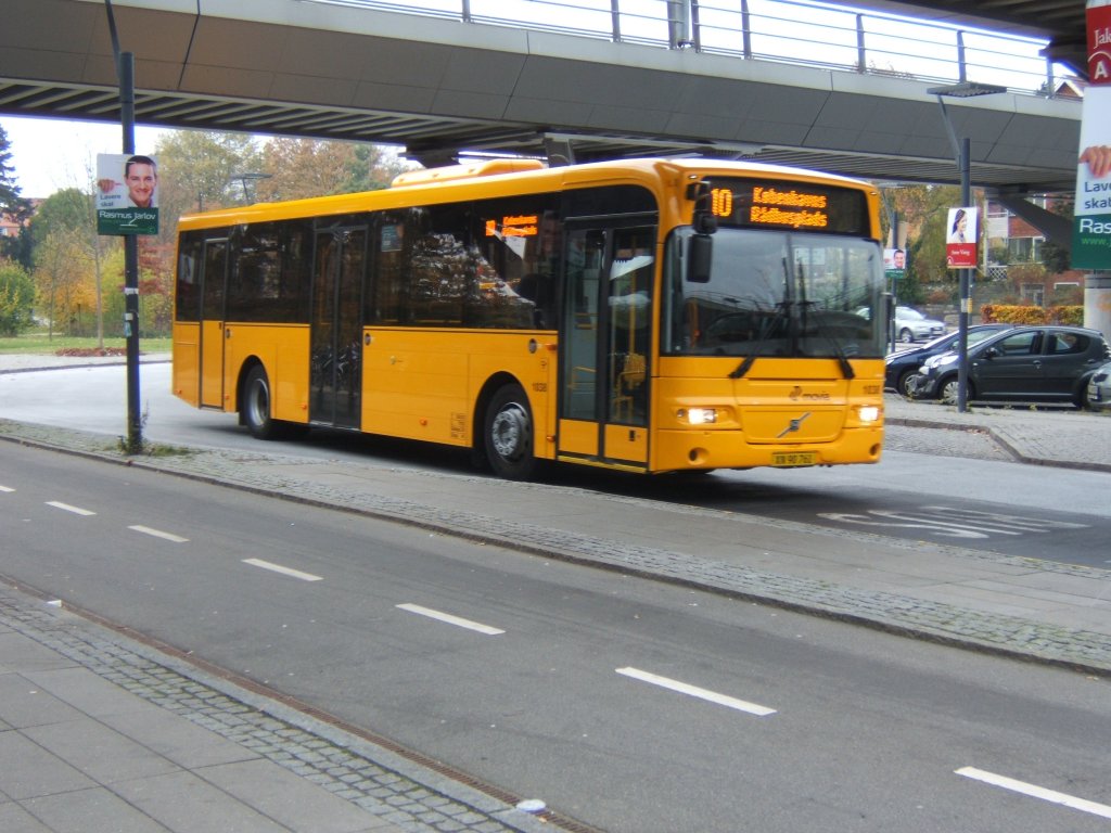 Movia-Arriva 1038 Kopenhagen-Flintholm Bahnhof 1-11-2009.

Neuste Generation von Volvo Busse aus Sffle(Schweden). Man sieht die Modellpflege auf die mittlere Tren, dort jetzt schwarz und vollverglasset sind. Dieser Modell ist auch die neuste von Arriva unter Movia. Movia ist das Verkehrsgesellschaft dort ganz Seeland+Kleininseln betrieben. Arriva ist der grter Busgesellschaft in Dnemark. Arriva hat fast 50% von alle Buslinien in Dnemark.

Motor: Volvo, Fahrgestell: Volvo B7RLE-60, Karosserie: Volvo-Sffle(Schweden), Kraftstoffart: Diesel, Tren: 2-2-1, Geliefert: 2009