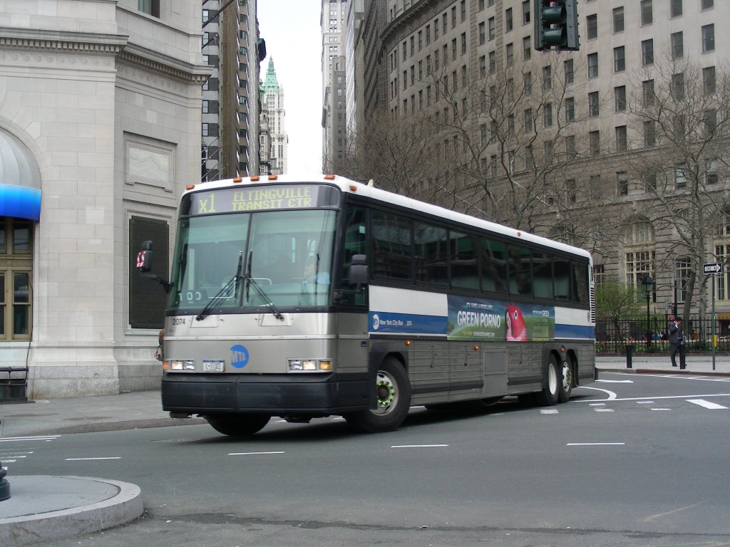 MTA, New York. MCI D4500 (Nr.2074) in New York, Bowling Green.