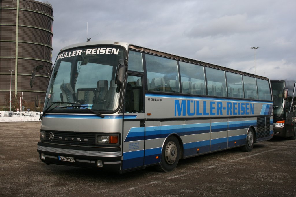 Mller Reisen (SO DM 178) aus Lippstadt beim Weihnachtsmarkt am Centro in Oberhausen.