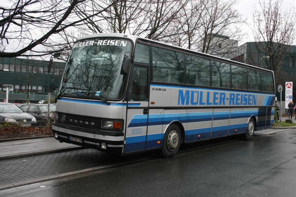 Mller Reisen (SO DM 178) aus Lippstadt hat Besucher zum Weihnachtsmarkt nach Essen gebracht.
Aufgenommen am Berliner Platz am 10.12.2009.