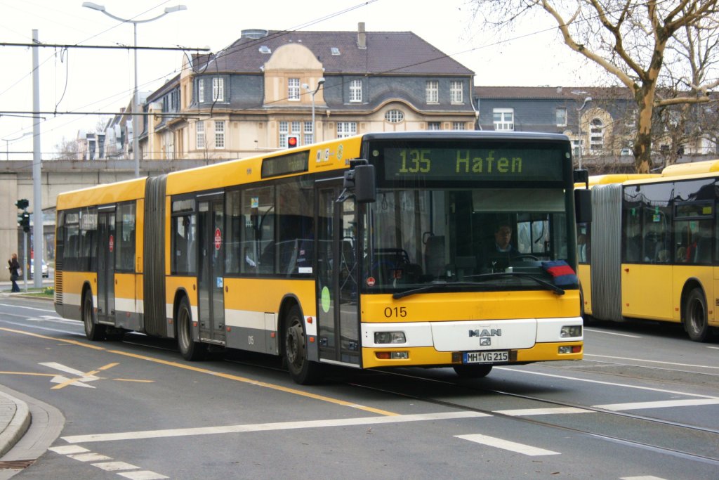 MVG 015 (MH VG 215) mit der Linie 135 zuim Hafen.
Aufgenommen am Rathausmarkt, 23.3.2010.