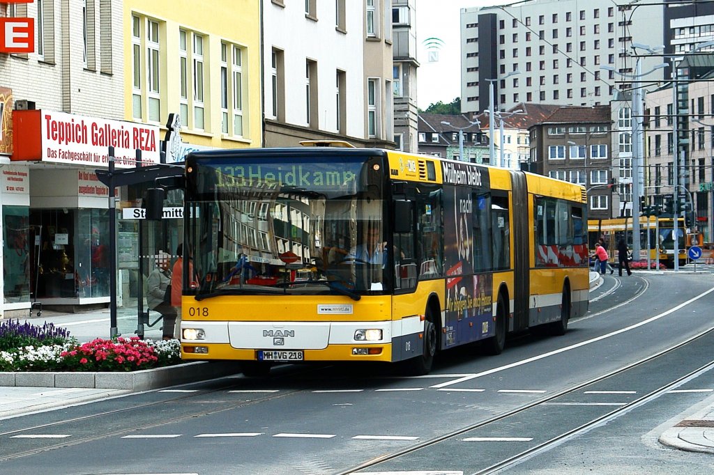 MVG 018 (MH VG 218) mit MVG Eigenwerbung an der Haltestelle Mlheim Stadtmitte mit der Linie 133 Richtung Heidkamp.
9.9.2008